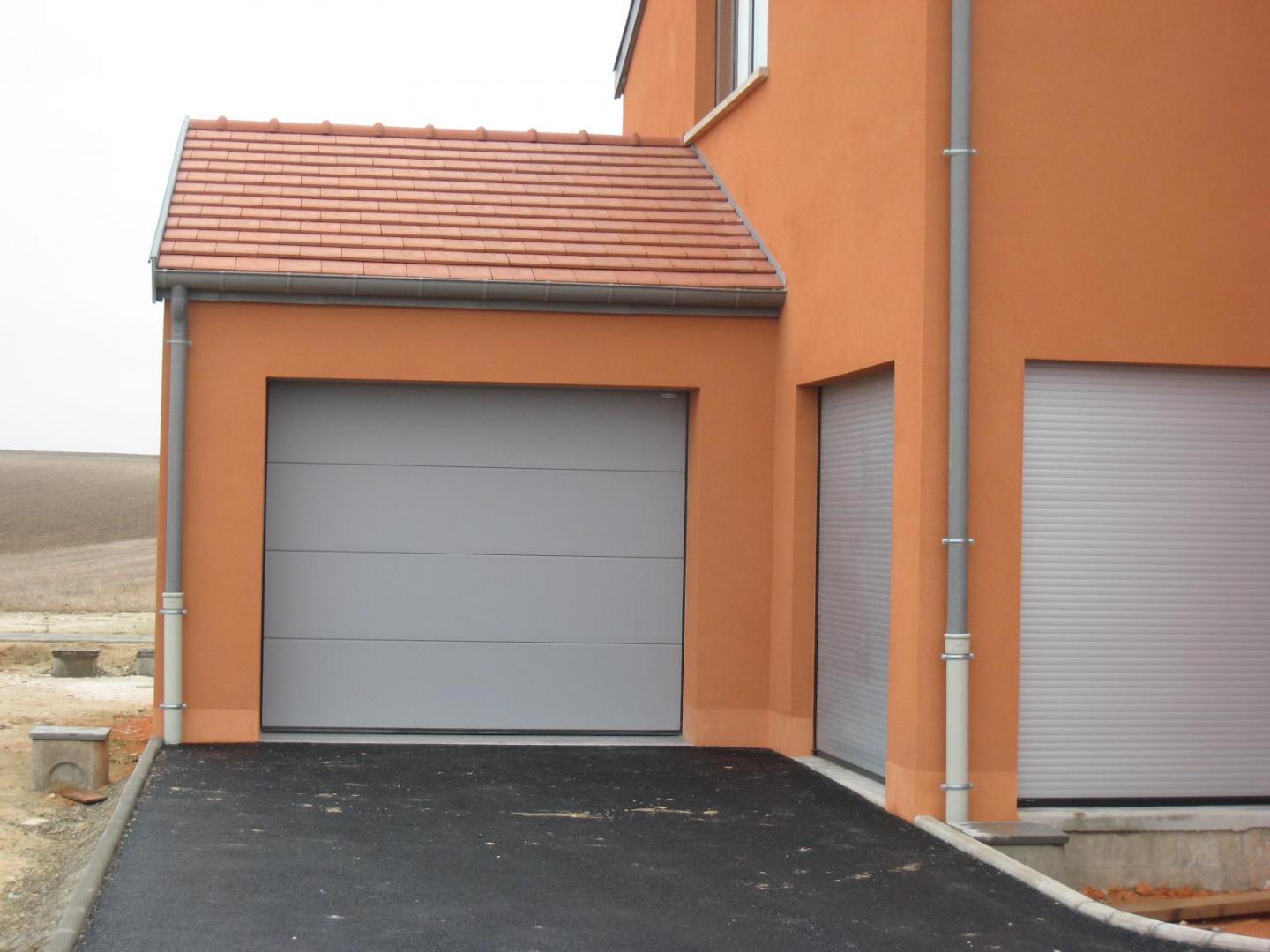 Porte de garage sur mesure en alu, PVC, acier et bois